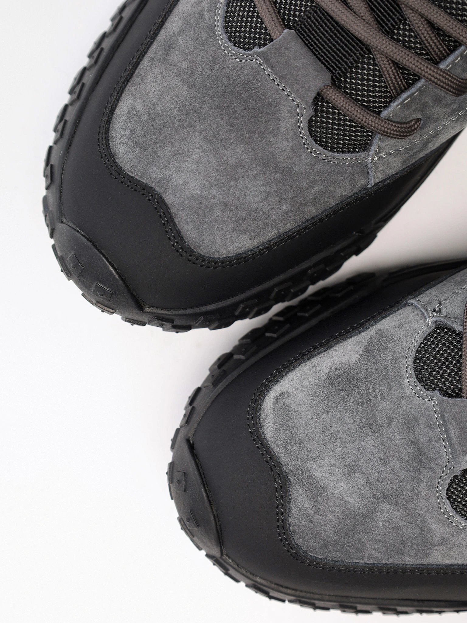 Кроссовки серого цвета комбинированные на низкой подошве